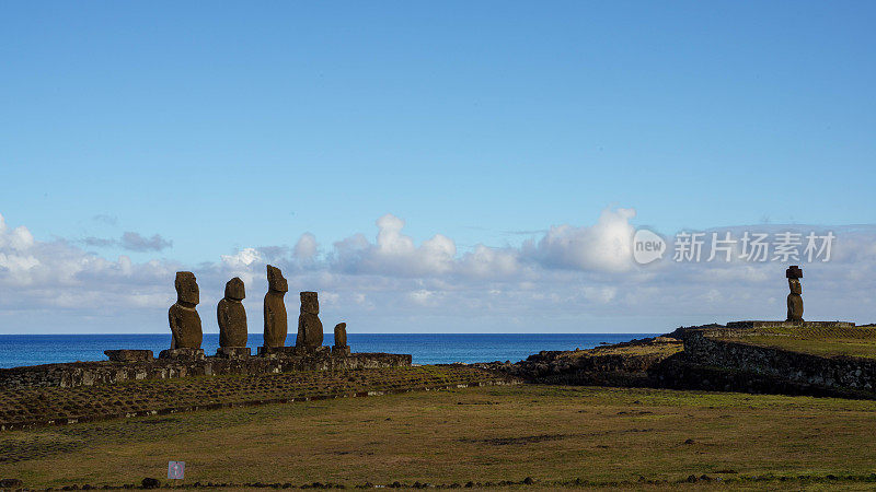 智利复活节岛(Rapa Nui/ Isla de Pascua)阿胡塔海雕像前的日落